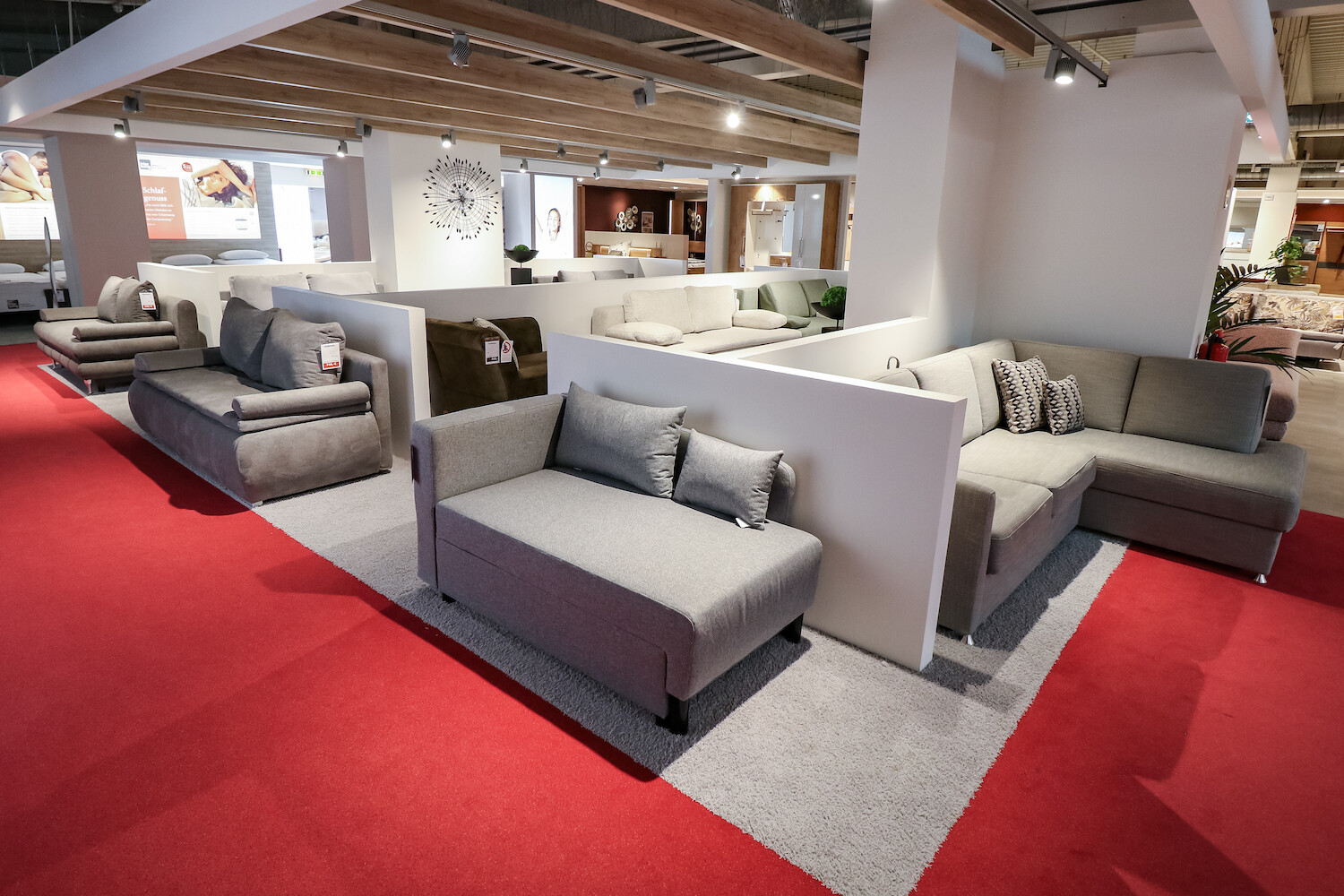 Verkaufsraum mit diversen Schlafsofas