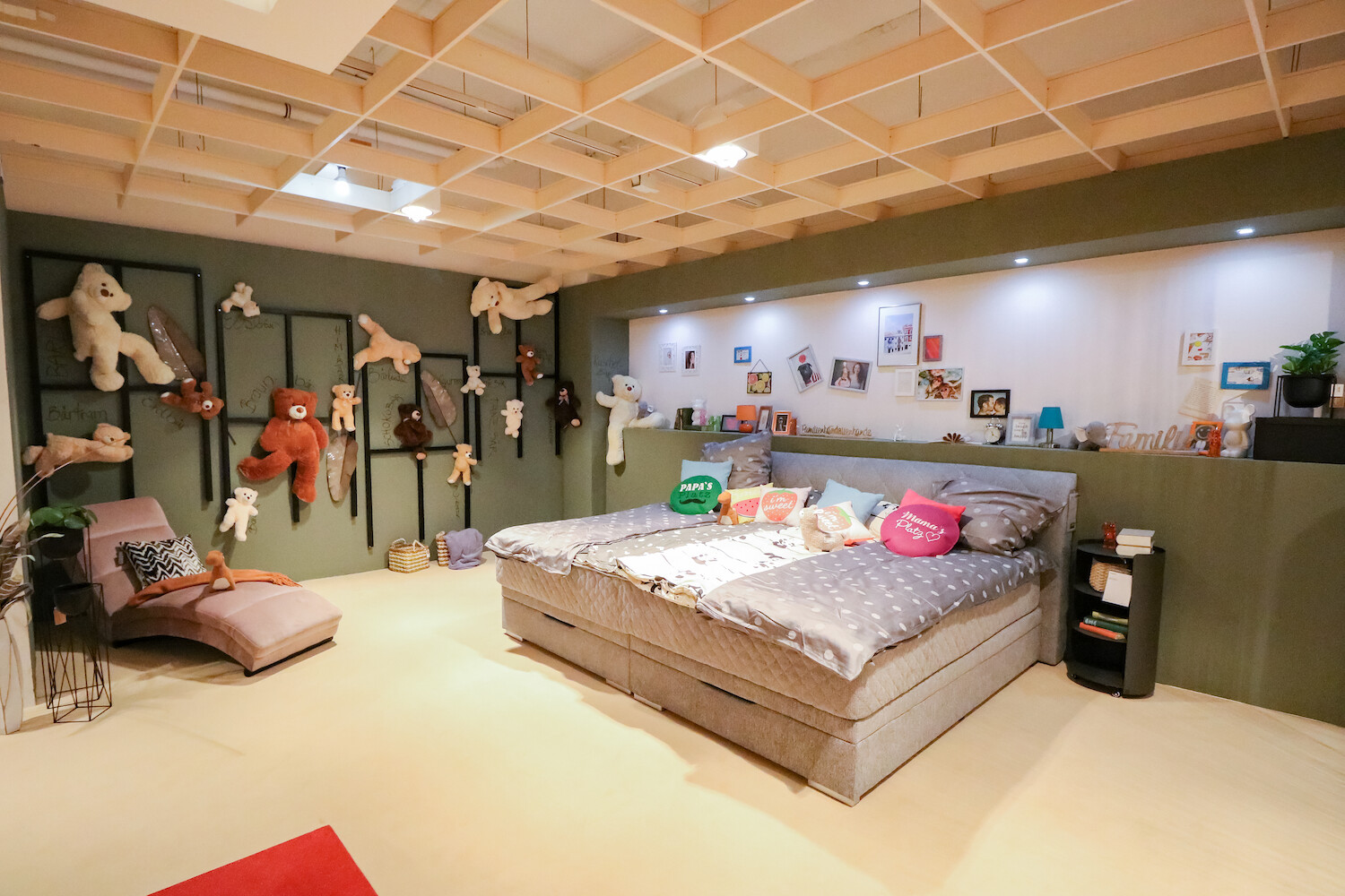 Ausstellungsraum zeigt Kinderzimmer mit Bett und Liege
