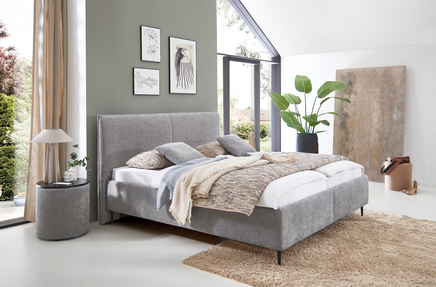 Schlafzimmer mit Bett und Nachttisch