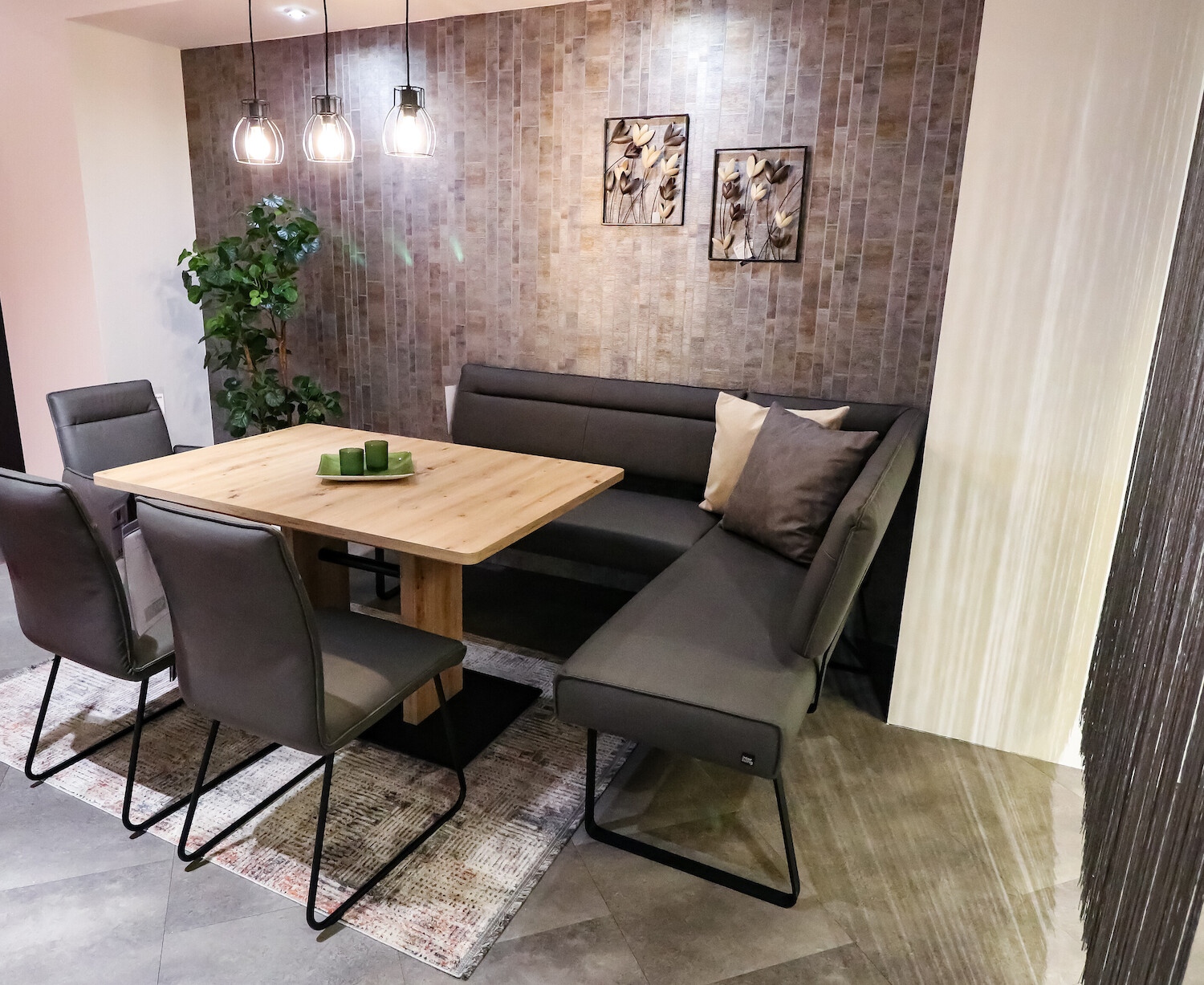 Moderne Esszimmerecke mit Stühlen, Tisch und einer Eckbank.