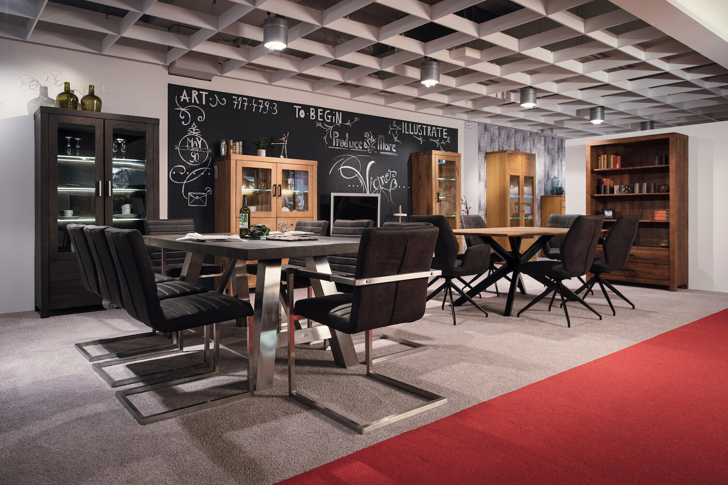 Blick in Ausstellungsraum zeigt zwei Esszimmer mit Tischen und Stühlen.