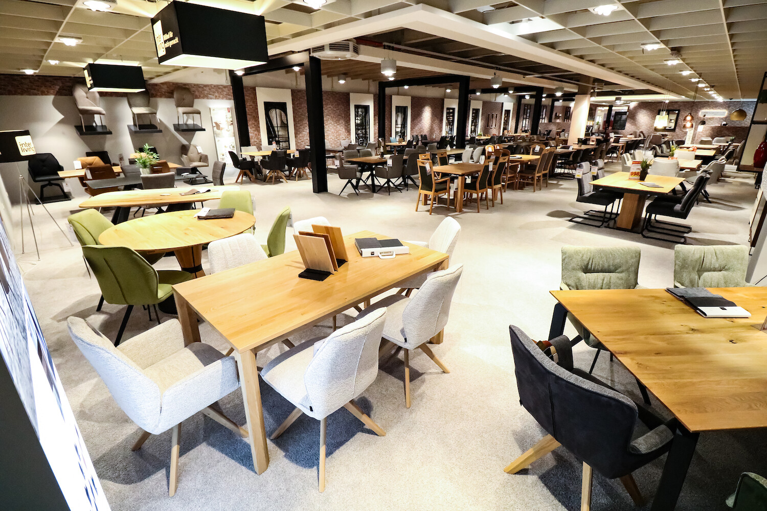 Blick in Ausstellungsraum zeigt verschiedene Esszimmer.