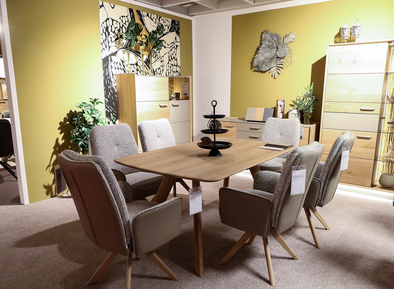 Stilvolles Esszimmer mit Tisch und Stühlen.