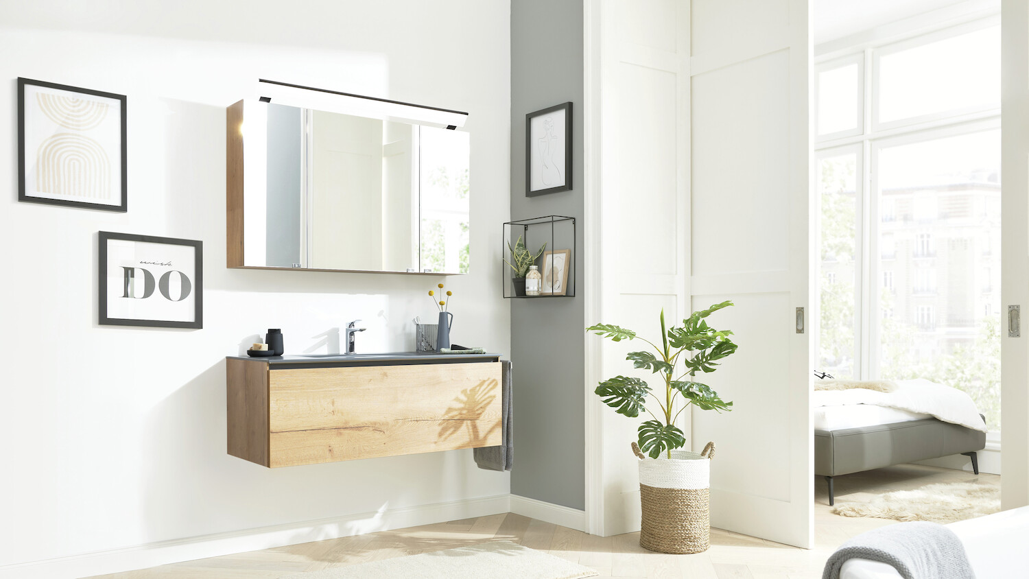 Helles modernes Badezimmer mit Spiegel und Waschbecken in Holzoptik.