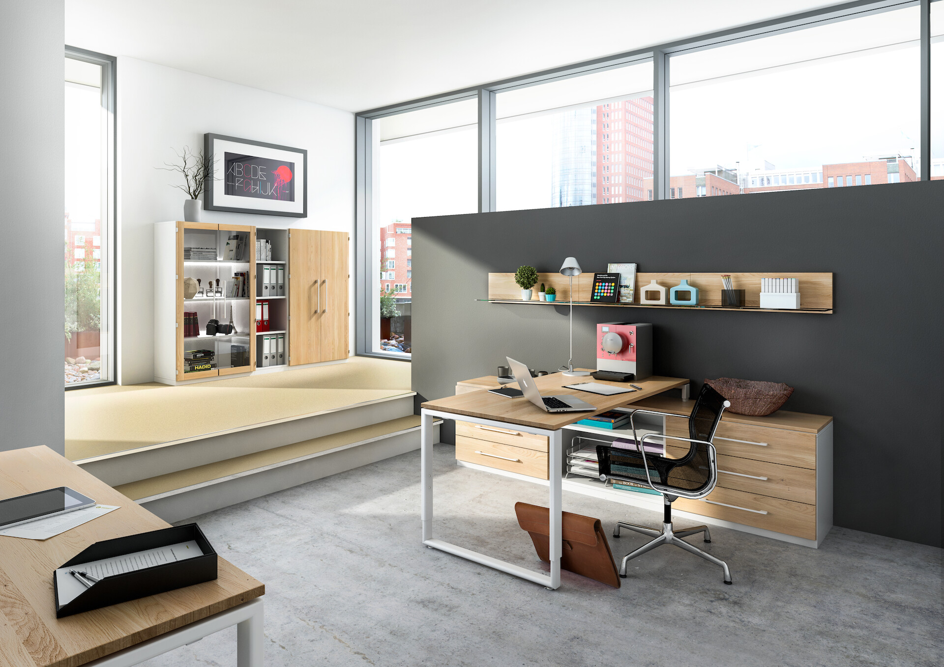 Helles offenes Büro mit modernem Schreibtisch, Bürostuhl, einem Schrank und einem Regal.