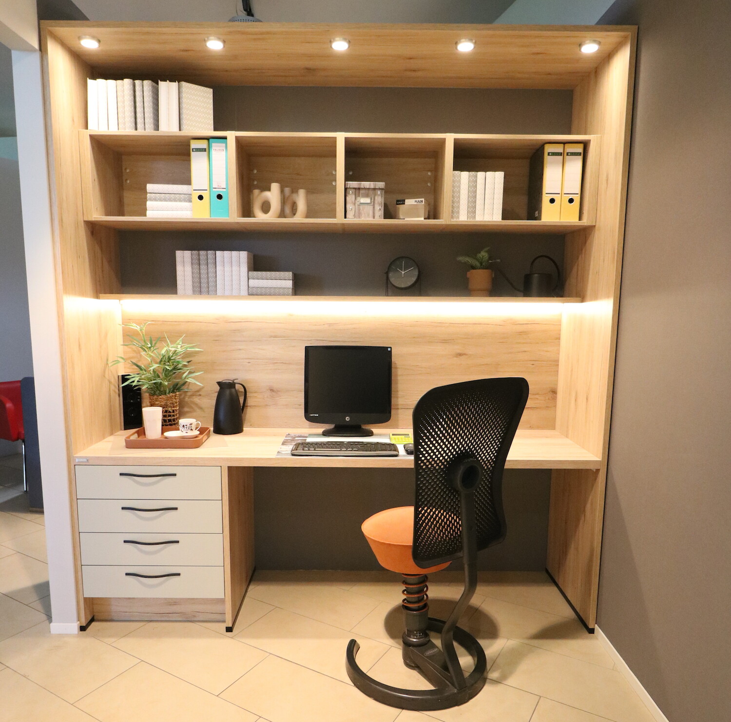 Büroecke mit Regal, Schreibtisch und Bürostuhl.