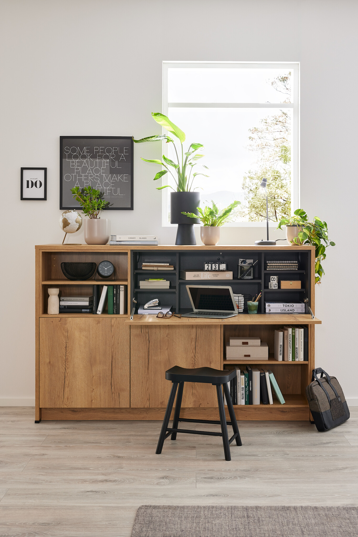 Schrank mit ausgeklapptem Bürotisch und Hocker.