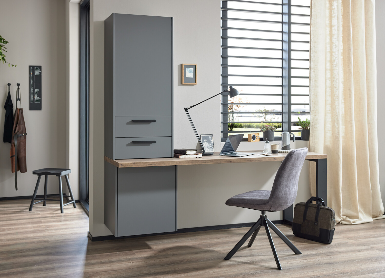 Moderner Bürotisch mit Schrank, Lampe und Stuhl.