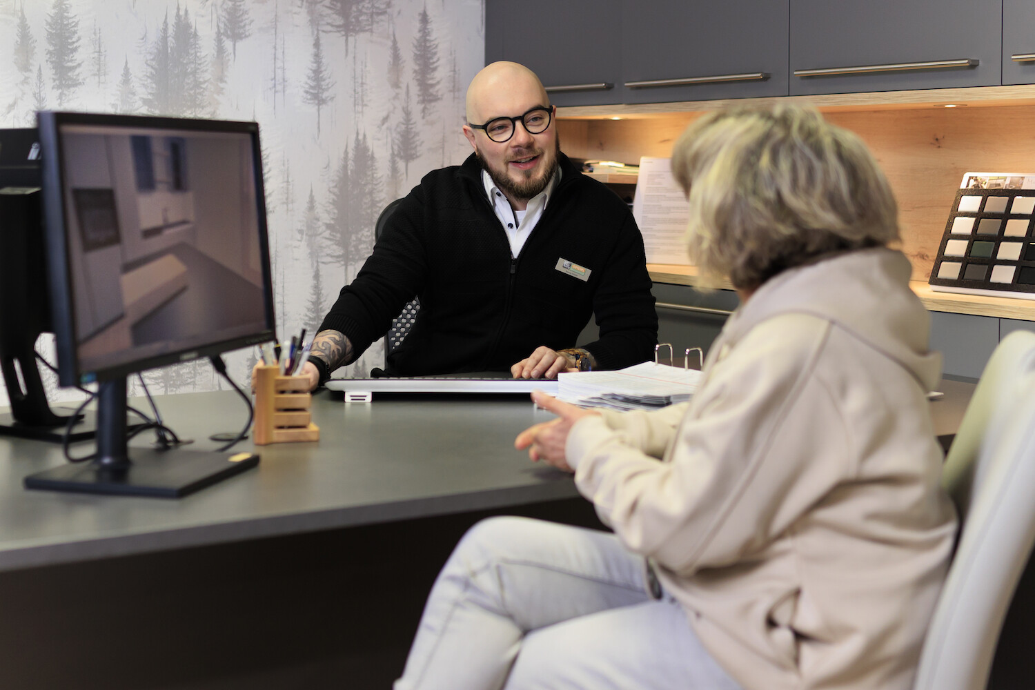 Verkaufsberater im Gespräch mit Kundin