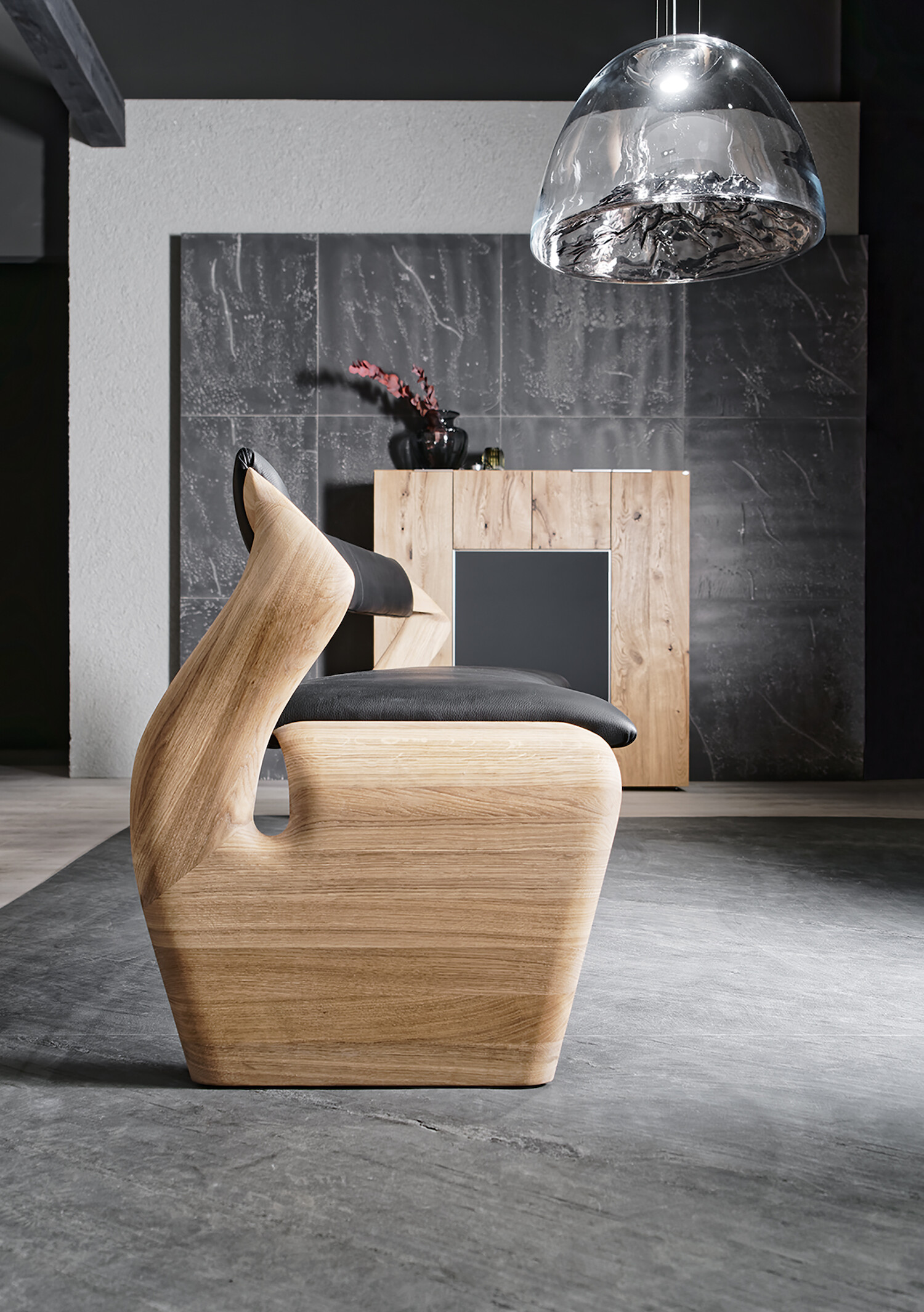 Es wirtd ein futuristischer Holz-Sessel gezeigt.