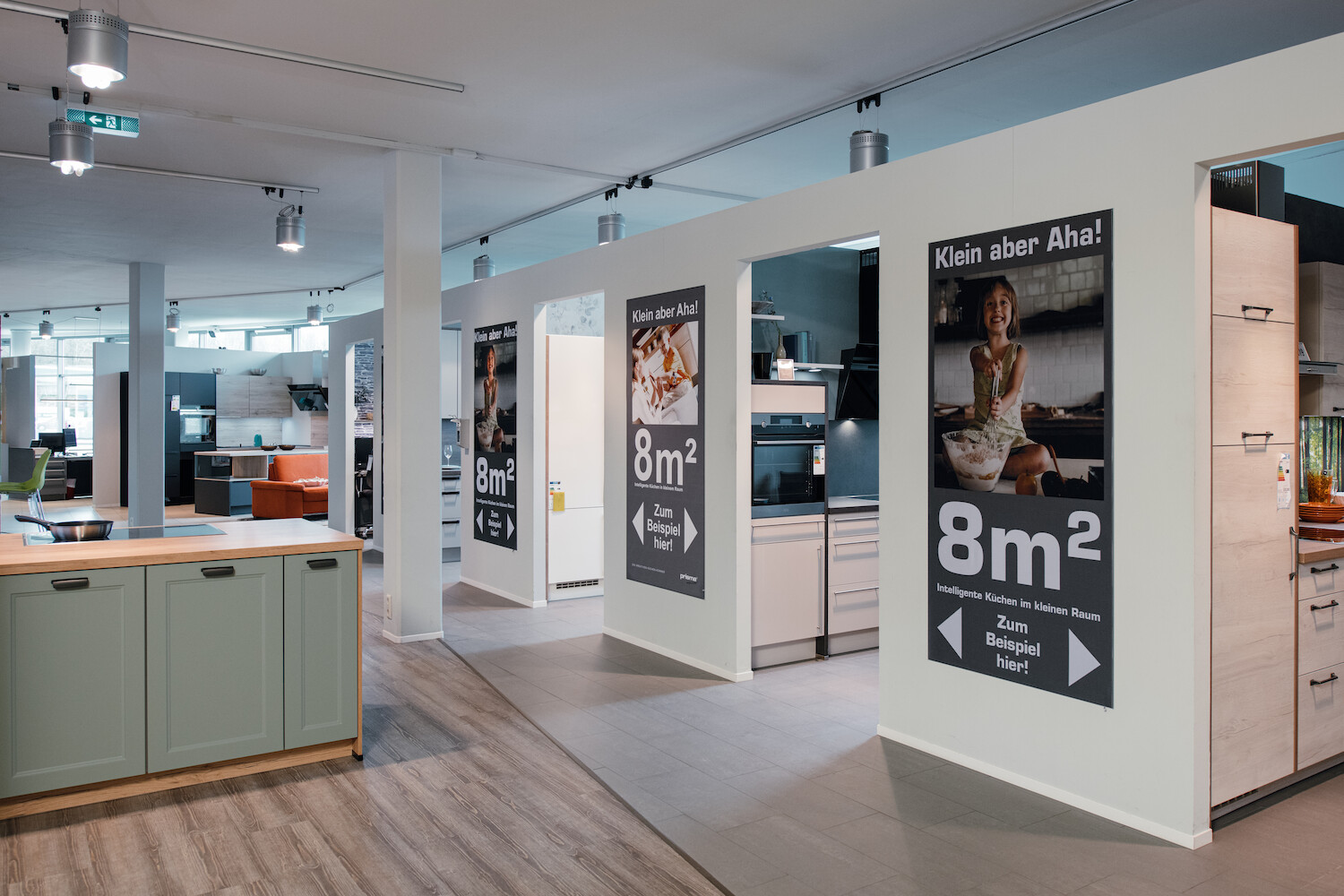 Blick in Ausstellungsraum zeigt verschiedene Küchen