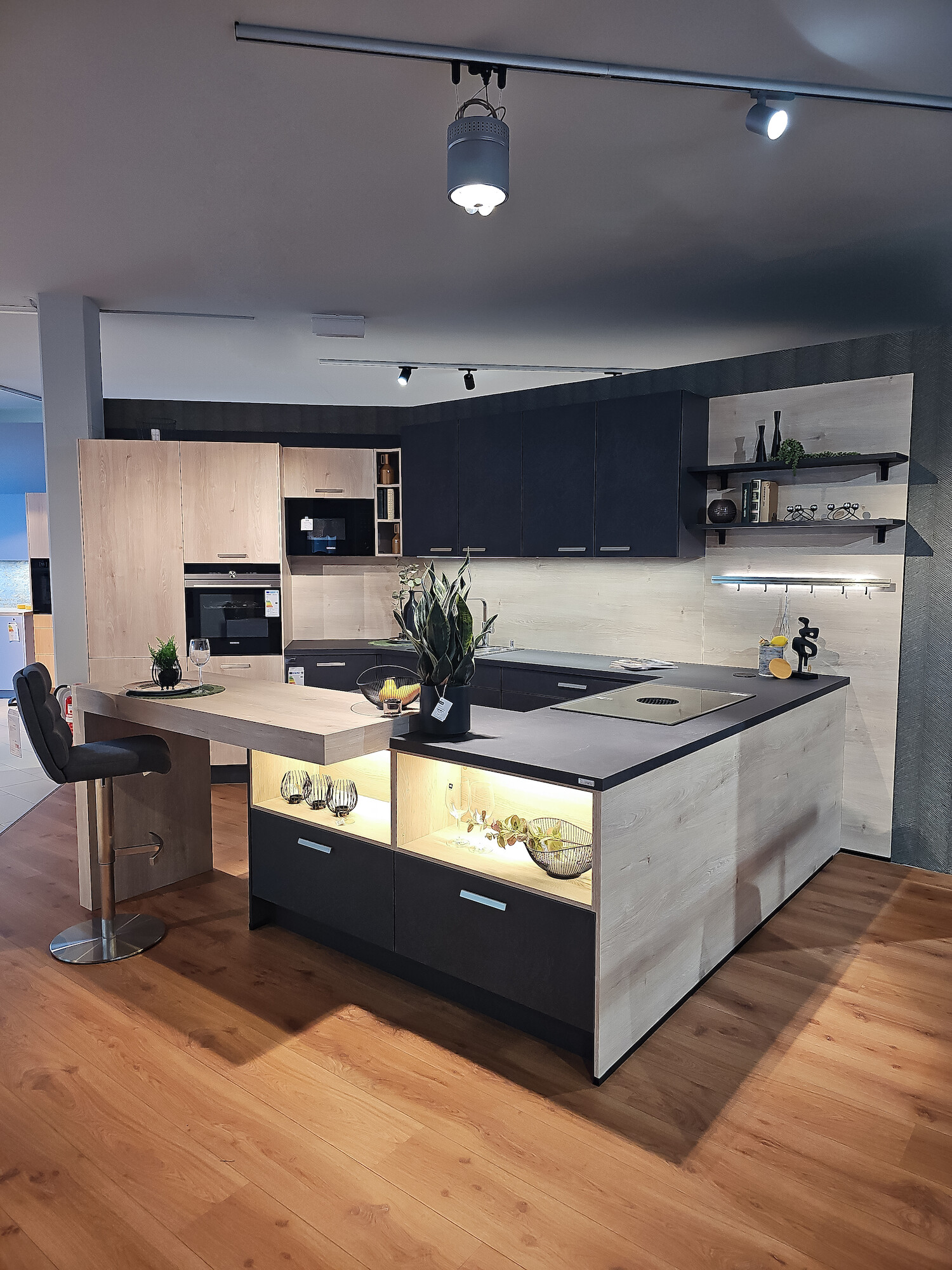 Moderne Küche mit Bar und Barhocker