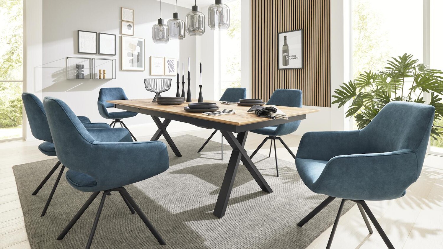 Esszimmer mit Esstisch und Esszimmerstühlen